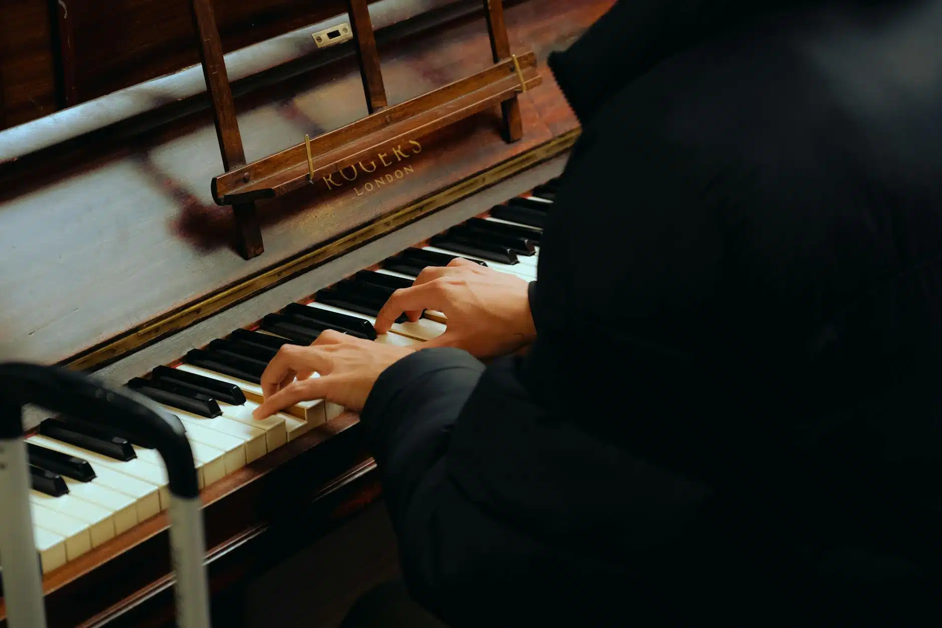 hands playing piano